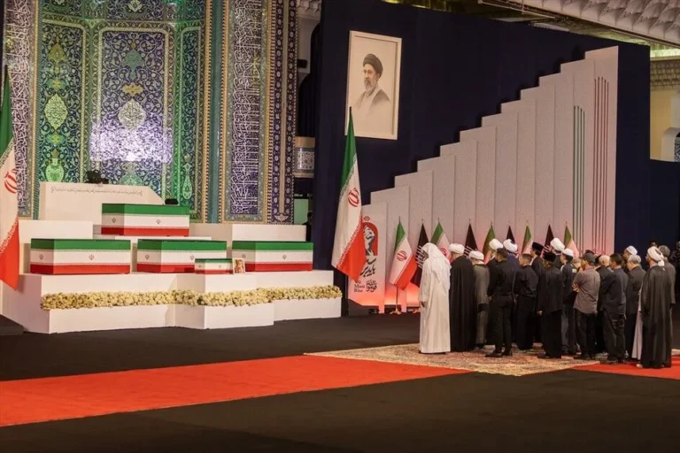 Sicriul cu trupul liderului iranian asasinat, Ali Khamenei, expus la Teheran, în cadrul unor ceremonii funerare de amploare