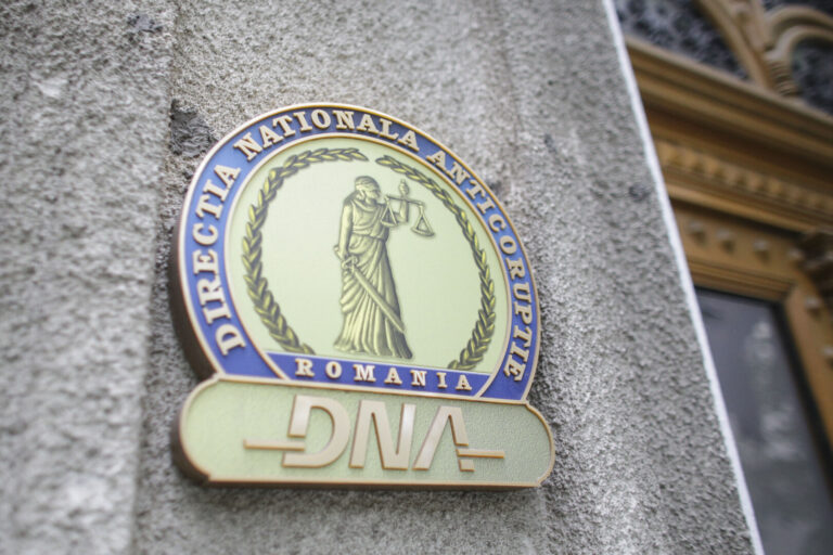 Procurorii DNA au găsit 500.000 de euro în locuința directorului Uzinei Mecanice Plopeni