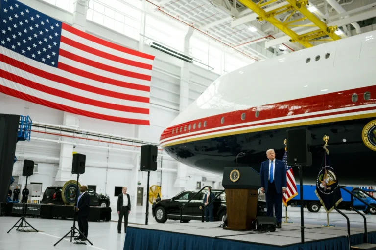 Jurnaliștii de la NYT, aduși în instanță după ce au dezvăluit problemele noului Air Force One
