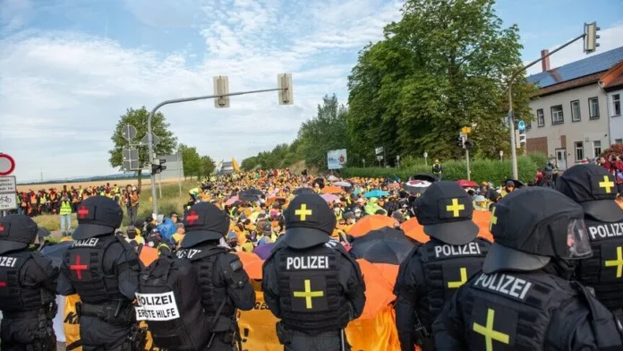 Manifestanți anti-AfD