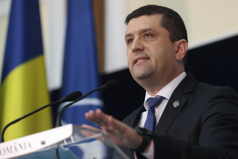 Miruţă: Două blocuri din Pitești, construite ilegal lângă un depozit de muniție / 18 angajaţi MApN, cercetaţi de DNA