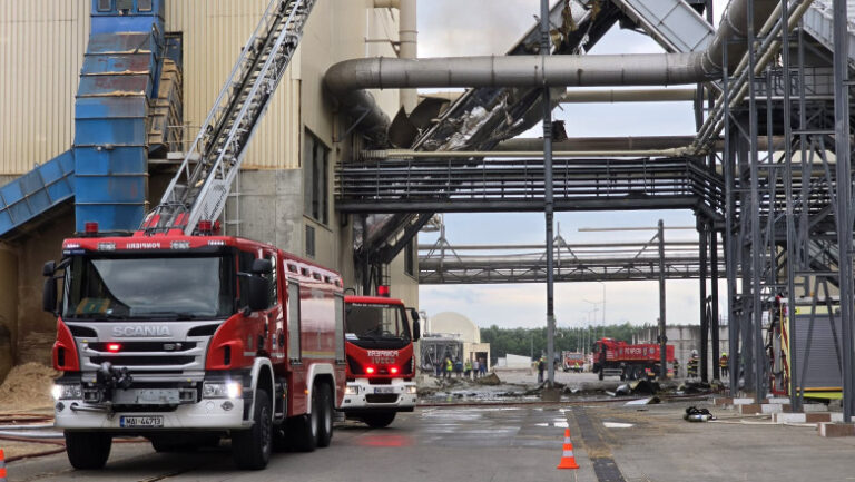 Explozie urmată de incendiu la o hală a unei fabrici de lemn din Braşov