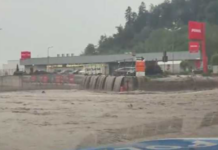 Rupere de nori pe Valea Prahovei / Străzi inundate și acumulări de apă în zona centrală a orașului Bușteni
