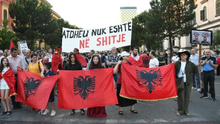 Mobilizare masivă la Tirana împotriva proiectului imobiliar în care este implicată familia Trump