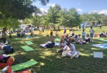 Cum se duce lupta pentru carte: un parc transformat într-o bibliotecă în aer liber