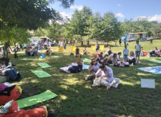 Cum se duce lupta pentru carte: un parc transformat într-o bibliotecă în aer liber