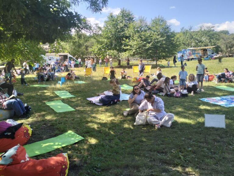 Cum se duce lupta pentru carte: un parc transformat într-o bibliotecă în aer liber