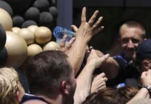 PHOTOS | Romanian police erect barriers as frantic crowds jostle for cut-price cheese at shop opening