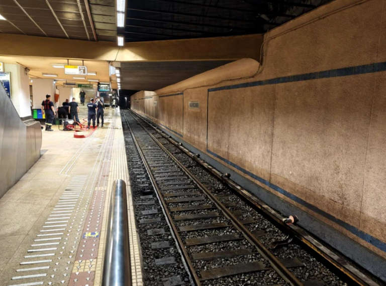 Intervenţia pentru extragerea apei acumulate în staţia de metrou Piaţa Victoriei s-a încheiat