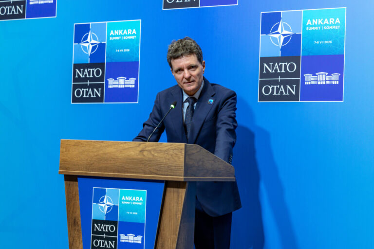 Nicușor Dan a primit cadou de la Erdogan un pistol Gumusay cu muniție / Acesta va fi păstrat la SPP